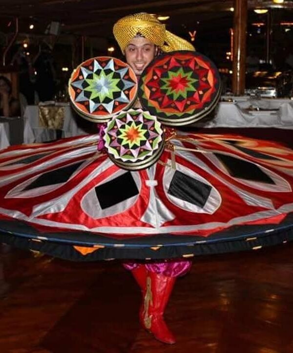 عرض التنورة خلال رحلة بحرية في دبي مارينا