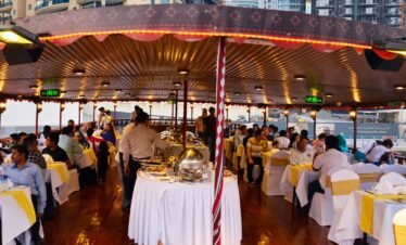 لحظات مميزة على متن قارب في دبي مارينا