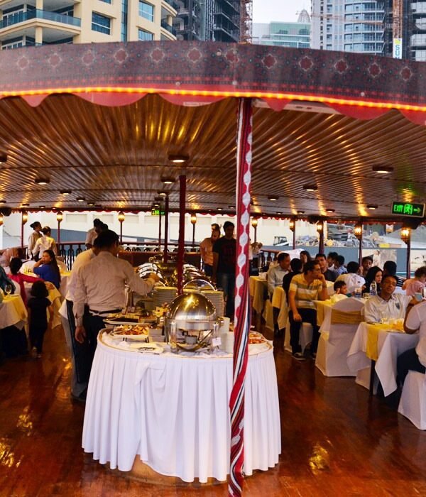 لحظات مميزة على متن قارب في دبي مارينا