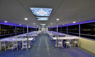 جلسات خارجية على قارب كاتاماران فخم