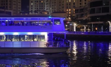 سطح كاتاماران بإطلالة بانورامية على دبي