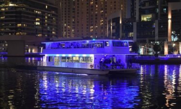 أضواء دبي مارينا ليلاً من على القارب