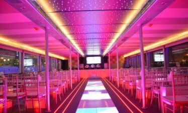 كاتاماران عصري في أفضل أماكن ركوب القوارب في دبي