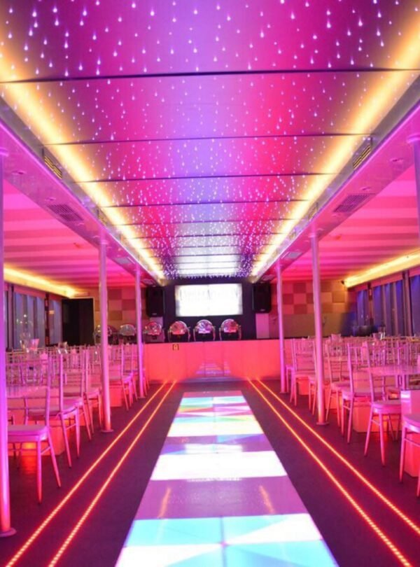 كاتاماران عصري في أفضل أماكن ركوب القوارب في دبي