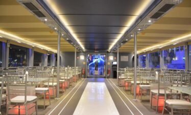 عشاء فاخر على متن كاتاماران في دبي