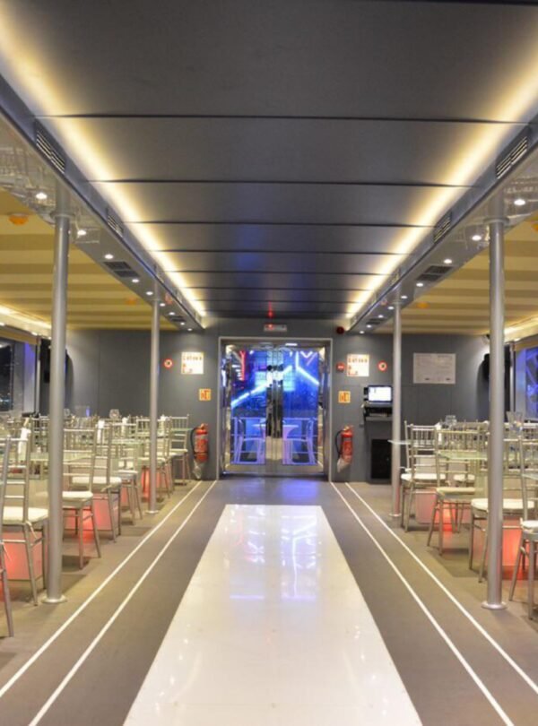 عشاء فاخر على متن كاتاماران في دبي