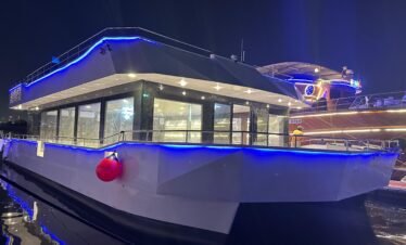 رحلة بحرية في دبي