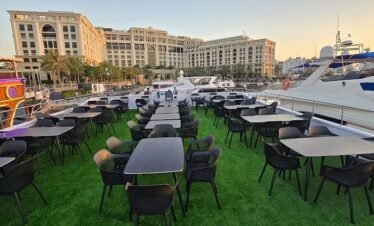 أفضل رحلة بحرية عائلية في دبي تشمل بوفيه مشاوي وموسيقى هادئة