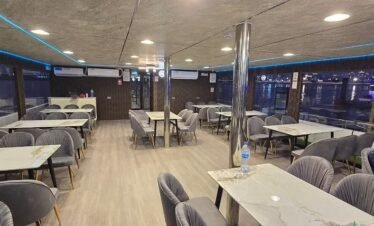 بوفيه مشاوي فاخر مقدم خلال رحلة بحرية مع عشاء في المارينا