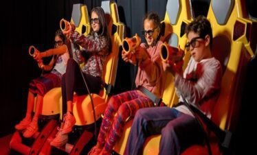 صورة تعرض تكنولوجيا الواقع الافتراضي في حديقة الواقع الافتراضي في دبي.