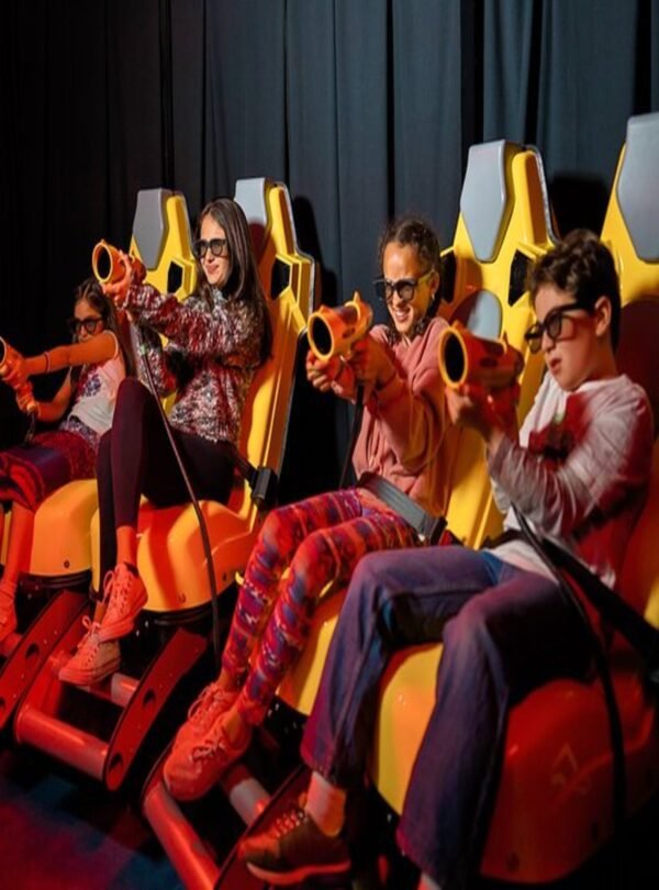 صورة تعرض تكنولوجيا الواقع الافتراضي في حديقة الواقع الافتراضي في دبي.