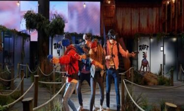 صورة لمغامرة تفاعلية في حديقة الواقع الافتراضي في دبي.