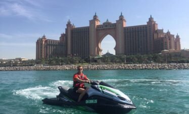 جولة بحرية مشوّقة على جت سكي في دبي