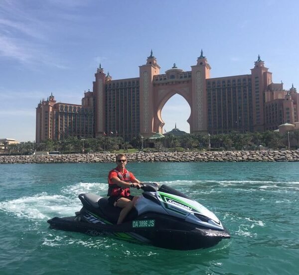 جولة بحرية مشوّقة على جت سكي في دبي