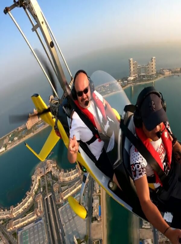 جرب مغامرة فريدة في سماء دبي مع رحلة جيروسكوب لا مثيل لها.