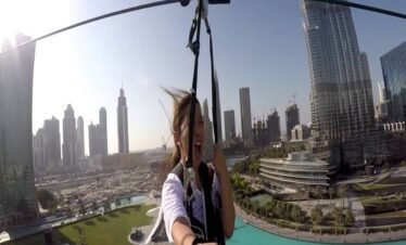 لقطات حماسية خلال الطيران في تجربة إكس لاين دبي مارينا.