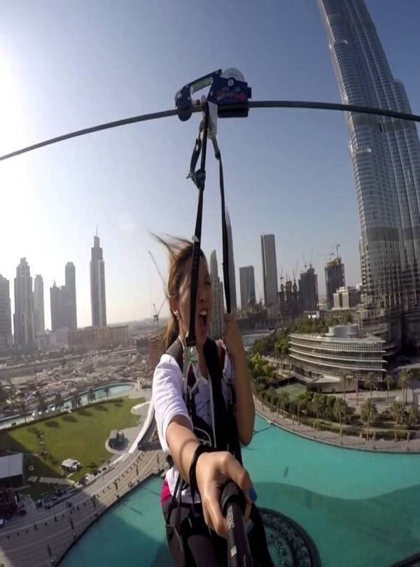 لقطات حماسية خلال الطيران في تجربة إكس لاين دبي مارينا.