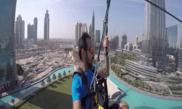 صورة شخص ينطلق من إكس لاين دبي مارينا فوق مرسى دبي.