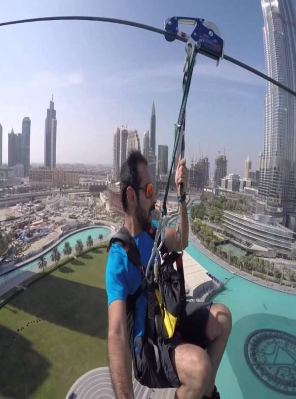 صورة شخص ينطلق من إكس لاين دبي مارينا فوق مرسى دبي.