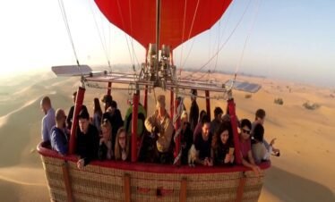 منطاد الهواء الساخن – مغامرة جوية لا تُنسى في دبي