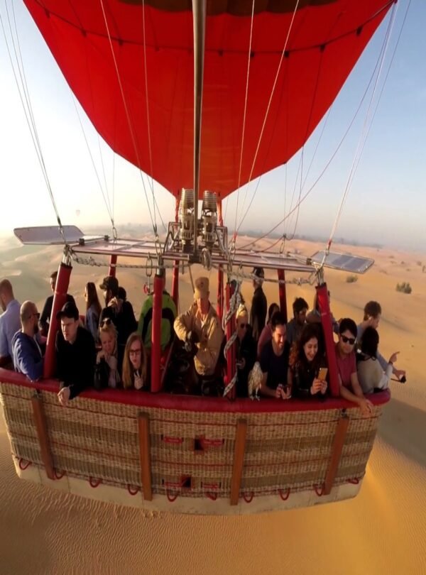 منطاد الهواء الساخن – مغامرة جوية لا تُنسى في دبي