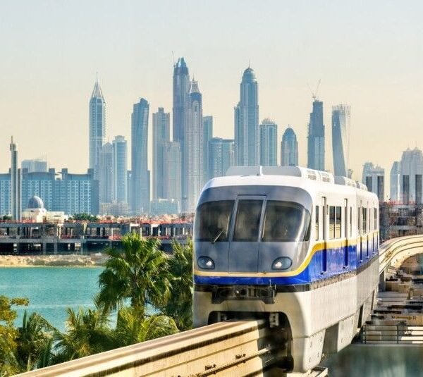 ركوب مونوريل النخلة في دبي واستكشاف جزيرة النخلة.