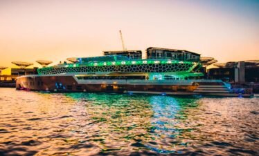 تجربة فاخرة على يخت ميغا في دبي