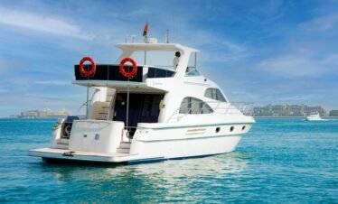 منظر بانورامي من يخت Fantasea 2 الفاخر أثناء الإبحار في دبي