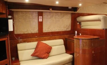 تجربة استئجار يخت فاخر خاص مع Fantasea 2 في دبي