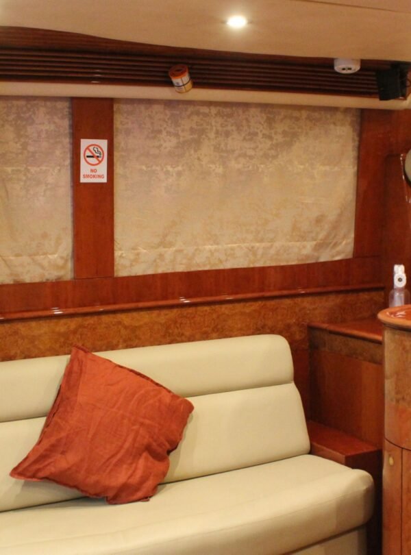 تجربة استئجار يخت فاخر خاص مع Fantasea 2 في دبي