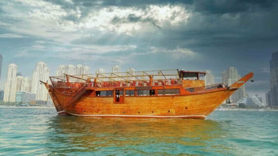 تجربة عشاء استثنائية على قارب المنصور
