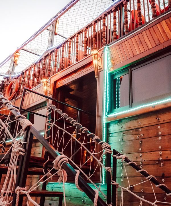 تجربة عشاء لا تُنسى على قارب المنصور الفاخر في دبي