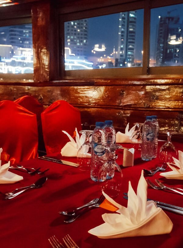 رحلة بحرية فاخرة مع عشاء راقٍ على قارب المنصور في قلب دبي