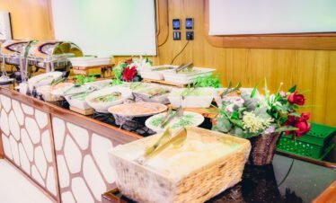 عشاء لا يُنسى على يخت فاخر في دبي تحت النجوم