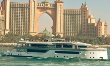 لحظات ساحرة على يخت فاخر مع عشاء فخم تحت نجوم دبي