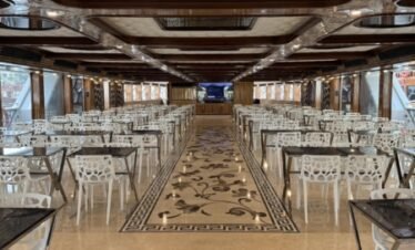 عشاء فخم على يخت ميغا فاخر في دبي مع أجواء ساحرة