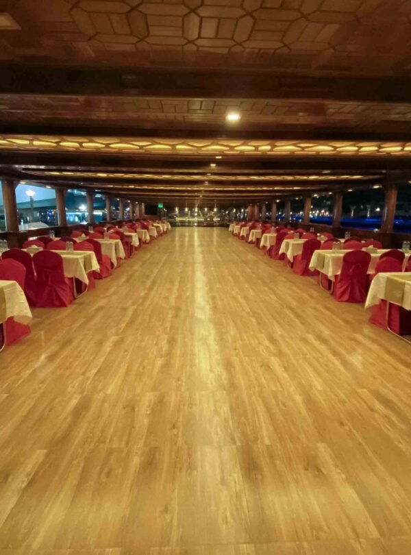 عشاء فاخر على متن يخت