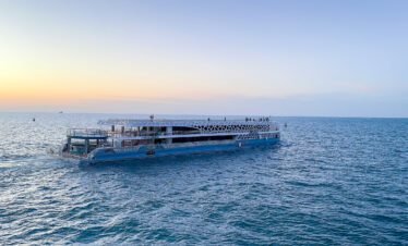 رحلة بحرية مع عشاء راقٍ تحت نجوم دبي