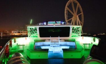 عشاء لا يُنسى على يخت فاخر في دبي