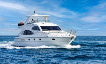 يخت Fantasea 66FT بتصميم داخلي فاخر مثالي للحفلات والعطلات في دبي.