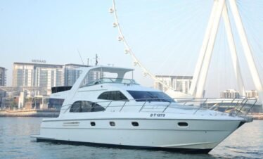 مغامرة بحرية خاصة على يخت Fantasea 66FT الفاخر في دبي.
