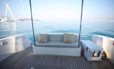 سطح يخت Fantasea 66FT مزود بكراسي استرخاء وإطلالة خلابة على البحر.