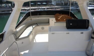 تأجير يخت Fantasea 66FT الفاخر في دبي لجولات بحرية خاصة.