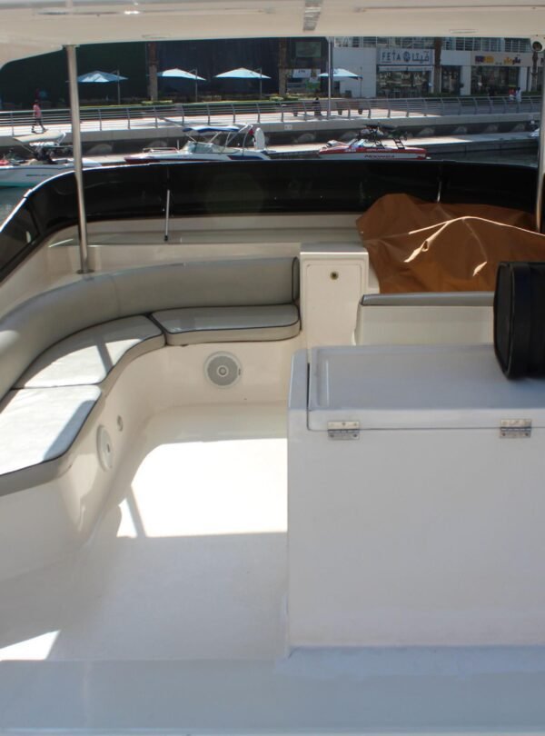 تأجير يخت Fantasea 66FT الفاخر في دبي لجولات بحرية خاصة.