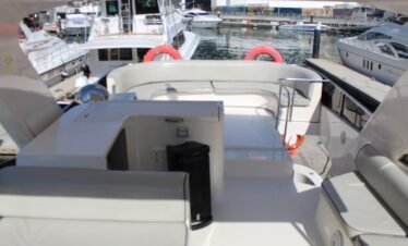 تجربة استثنائية على متن يخت Fantasea 66FT في دبي مارينا.