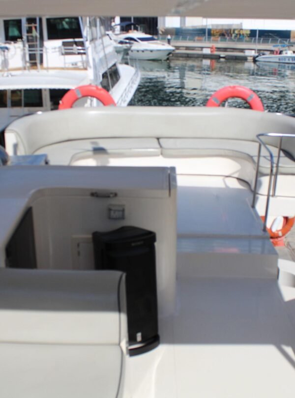 تجربة استثنائية على متن يخت Fantasea 66FT في دبي مارينا.