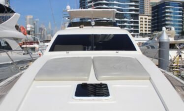 يخت Fantasea 66FT الفاخر يبحر حول معالم دبي السياحية.