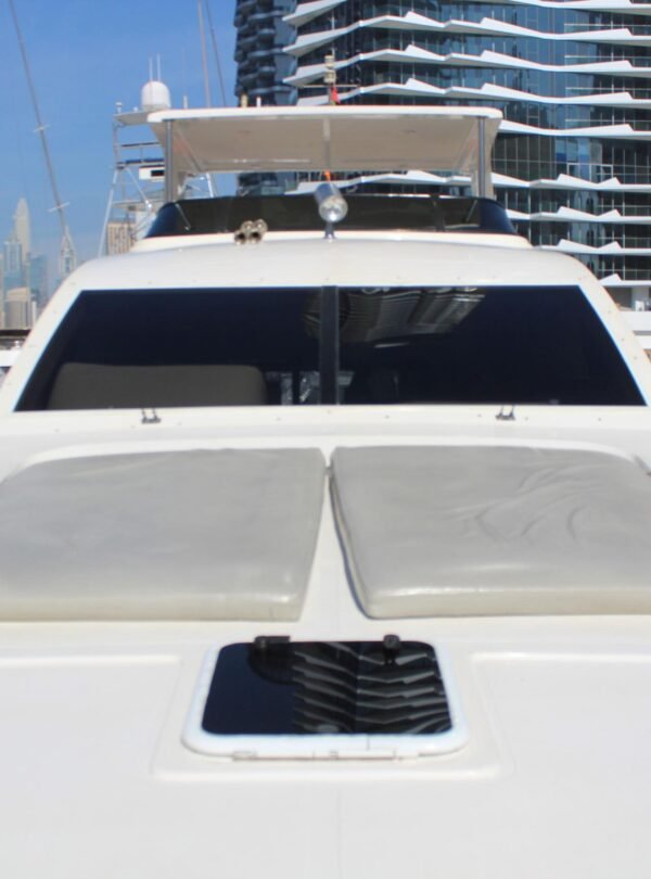 يخت Fantasea 66FT الفاخر يبحر حول معالم دبي السياحية.