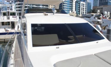 جلسة استرخاء فاخرة على سطح يخت Fantasea 66FT في دبي.