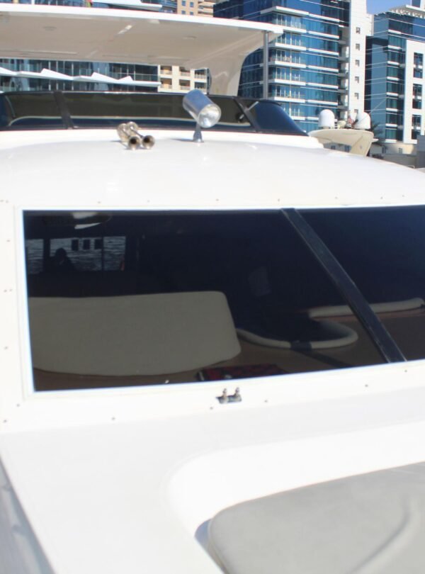 جلسة استرخاء فاخرة على سطح يخت Fantasea 66FT في دبي.